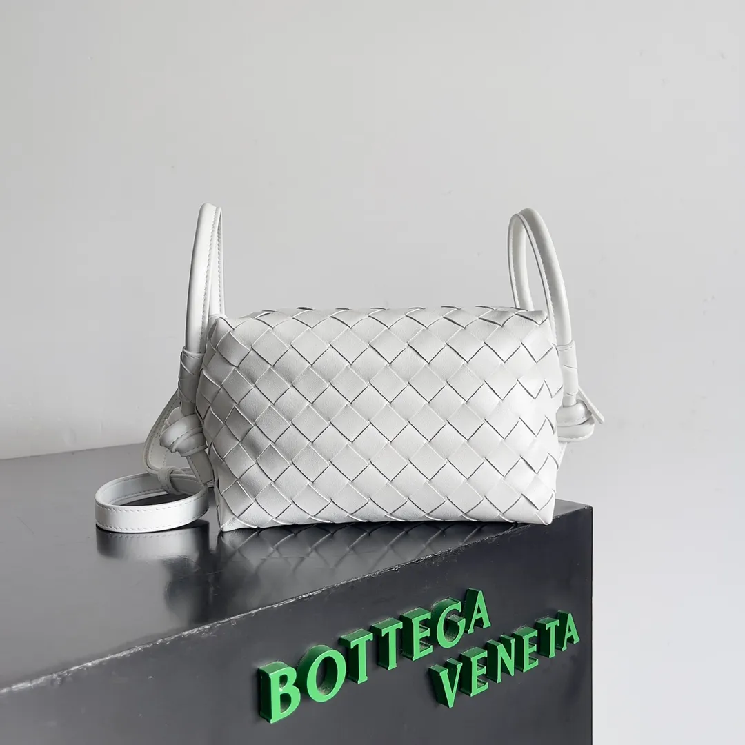 Batch 1360 BOTTEGA VENETA 2024 new loop is here! ! Many girls who like BV have owned the Loop bag. It has a simple appearance, classic weaving, and a compact and lightweight bag shape. This innovation continues the "camera bag" shape. Unlike the traditional Loop bag, which can only be worn as a crossbody bag, this innovation It can be carried by hand or cross-body, satisfying both the concave shape and daily needs. The oversized buckle can be folded and used as a handle. The sultry heat in summer ☀️ usually reduces people's desires. Having a lightweight bag will greatly enhance the happiness of traveling🫧 Style number: 796615 Size: 19*12*9cm
